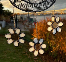 Load image into Gallery viewer, Daisy Dew Drop pre-cut kit by Hypmatizarism Glass