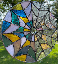 Load image into Gallery viewer, Tiny web project, 10” diameter pre-cut glass kit with pattern