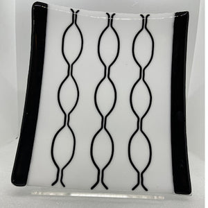black & white concave dish, 9.5" x 8.25"